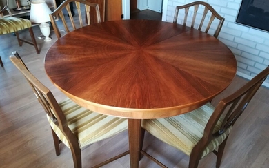 A Hepplewhite style mahogany dining room suite comprising a round table with three leaves and eight chairs. (9)
