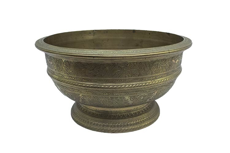 A LARGE INDONESIAN BRASS BOWL Late 19th – early 20th...