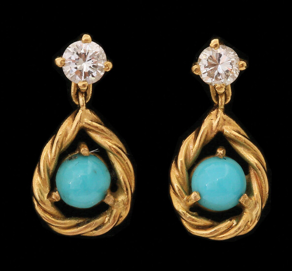 A PAIR OF 18K GOLD EARRING