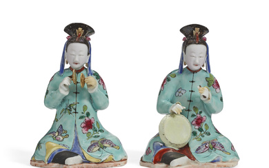 A PAIR OF CHINESE EXPORT PORCELAIN FEMALE MUSICIANS QIANLONG PERIOD...