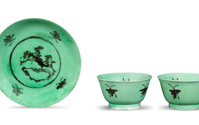 A PAIR OF GREEN AND BLACK GLAZED TEA BOWLS AND...
