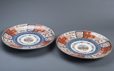 A PAIR OF IMARI-PLATES WITH BROCADE ORNAMENT