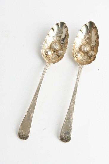 A PAIR OF SILVER GILT GEORGE III BERRY SPOONS, 1809, WEIGHT 118 GRAMS, LEONARD JOEL LOCAL DELIVERY SIZE: SMALL