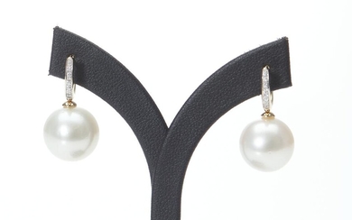 A PAIR OF SOUTH SEA PEARL AND DIAMOND EARRINGS IN 9CT GOLD, THE ROUND PEARLS MEASURING 13.8MM, TO HUGGIE FITTINGS