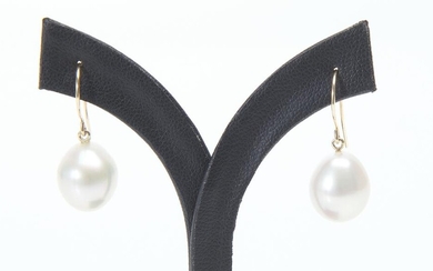 A PAIR OF SOUTH SEA PEARL EARRINGS IN 14CT GOLD, THE PEARLS MEASURING 11.5MM, TO SHEPHERD HOOK FITTINGS