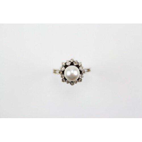 A Pearl Dress Ring set chip stones. Size: M
