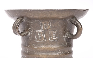 A RARE AND LARGE 17TH CENTURY BRONZE MORTAR, ATTRIBUTED TO W...