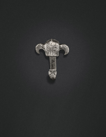 A SILVER 'ANIMAL-HEAD' GARMENT HOOK, LATE WARRING STATES PERIOD-EARLY WESTERN HAN DYNASTY, 4TH-3RD CENTURY BC