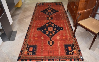 A TRIBAL PERSIAN SONQOR KOLYAIE RUG, 100% WOOL. IN EXCELLENT CONDITION. HAND-KNOTTED VILLAGE WEAVE WITH TRIBAL DESIGN OF DOUBLE HOOK...