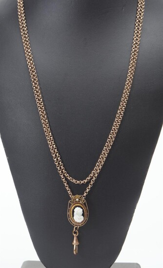 A VICTORIAN GOLD LINED GUARD CHAIN, WITH A CAMEO SET SLIDE, LENGTH 135CMS