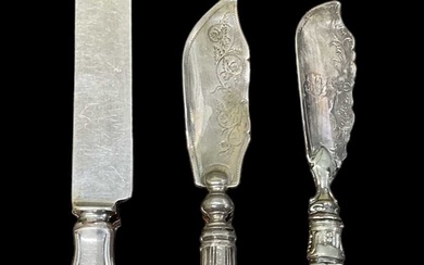 A Victorian hallmarked silver mother of pearl handled butter knife,...