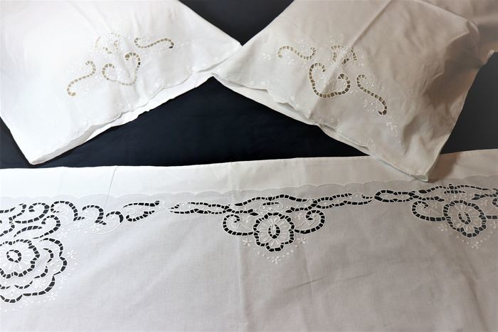 A beautiful set of Cotton Sheets with a beautiful embroidered richelieu (3) - Cotton