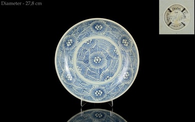 A big Chinese blue and white 'Starburst' deep plate / bowl - Porcelain - China - Diana Cargo (1817), Jiaqing (1796-1820, 嘉慶) period