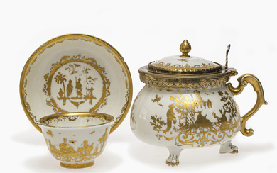 A cream pot on paw feet, bowl and saucer - Meissen, circa 1720/1730, gold decoration in the style of the Seuter workshop, Augsburg