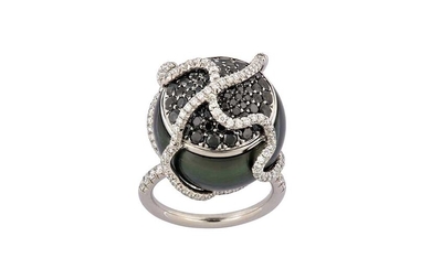 A cultured pearl dress ring