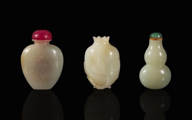 A group of three Chinese jade snuff bottles 玉雕鼻煙壺一組