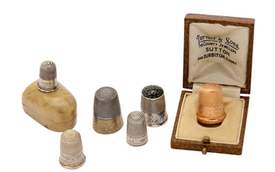 A mixed group, including a cased George V 9 carat gold thimble, Birmingham 1924 by Henry Griffith &