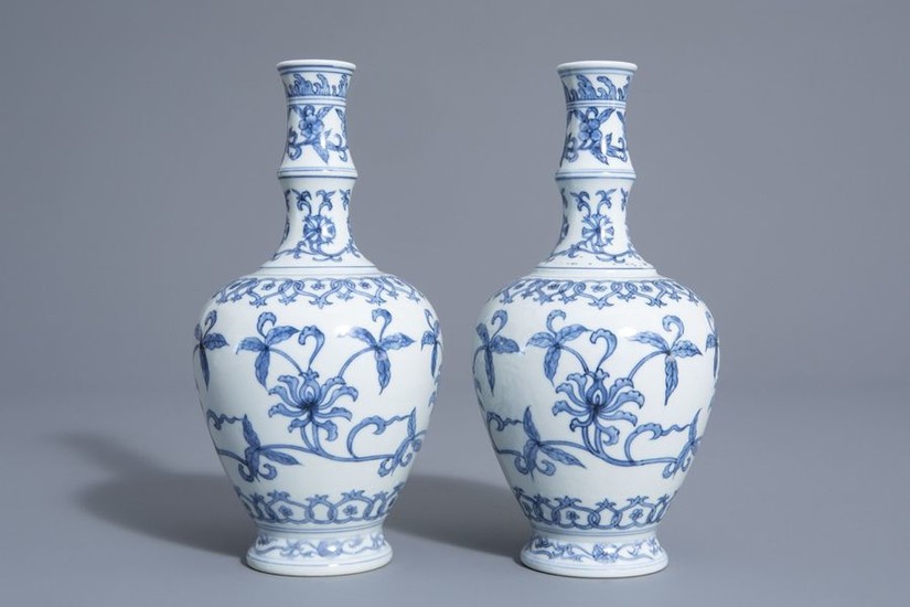 A pair of Chinese blue and white vases...