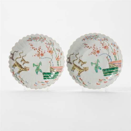 A pair of Chinese famille verte chrysanthemum-shaped plates...