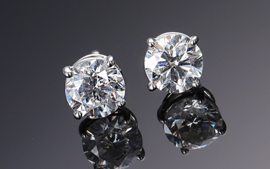 A pair of classic solitaire earrings in 18 kt. white gold, total approx. 1.43 ct. (2)