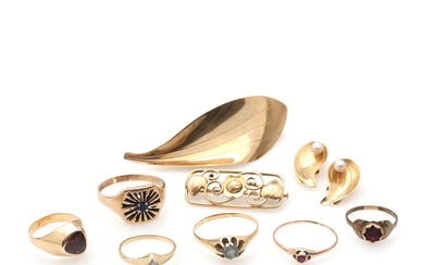 A selection of 8k and 14k gold jewellery comprising six rings, two...