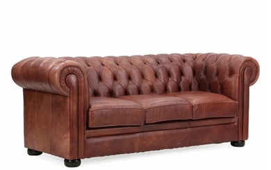 A three-seater Chesterfield sofa with brown leather cover. L. 210 cm.
