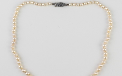 A vintage mid-century graduated cultured pearl necklace - 19...
