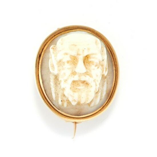 AN ANTIQUE GOBLIN CAMEO BROOCH in yellow gold