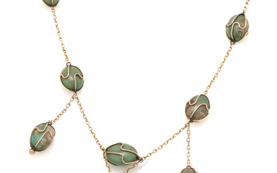 AN ART NOUVEAU GOLD TURQUOISE NECKLACE; cable chain with 3...