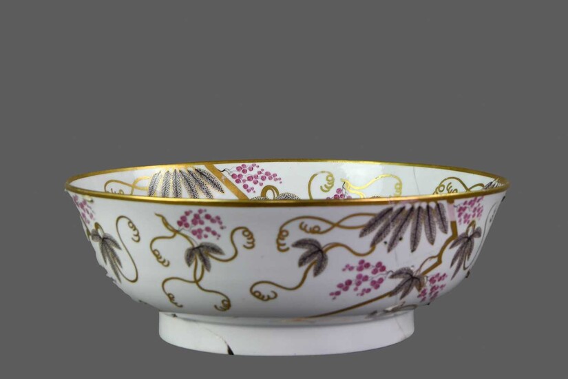 AN EARLY 19TH CENTURY ENGLISH PORCELAIN BOWL