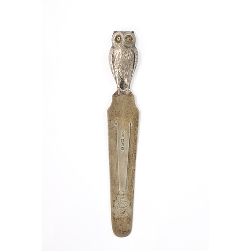AN EARLY 20TH CENTURY SILVER NOVELTY BOOKMARK FORMED AS AN O...