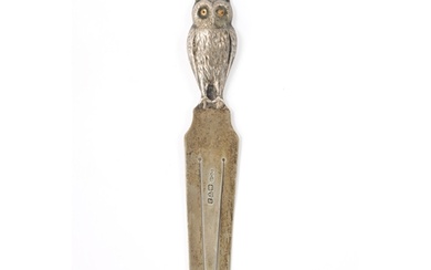 AN EARLY 20TH CENTURY SILVER NOVELTY BOOKMARK FORMED AS AN O...