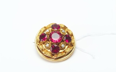 AN EARLY VICTORIAN LOCKET/BROOCH COMPRISING RED PASTE AND FAUX PEARLS IN PINCHBECK, DIAMETER 35MM