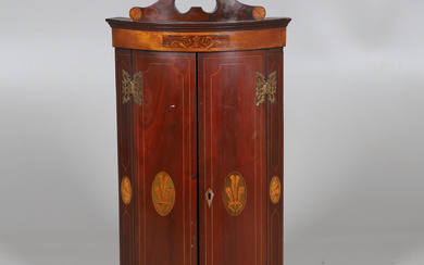 AN EDWARDIAN MAHOGANY AND INLAID HANGING CORNER CUPBOARD IN THE GEORGE III STYLE.