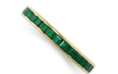 AN EMERALD FULL ETERNITY RING in yellow gold, the band
