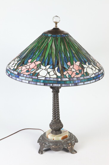 ART GLASS TABLE LAMP IN THE STYLE OF TIFFANY. Metal...