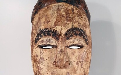 Afrique. Beau masque Igbo remarquable notamment en raison d'une dentition très prononcée affirmant sa férocité...