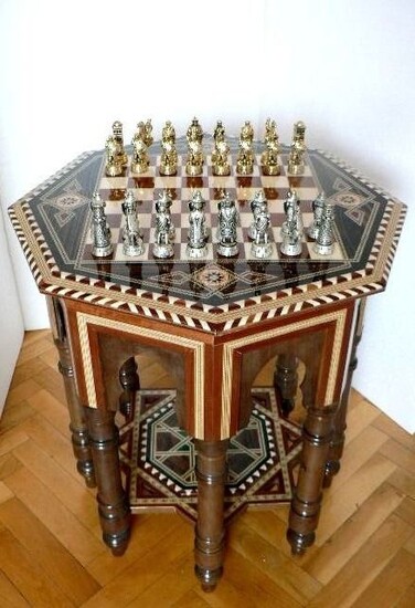 Alhambra chess table in Granada marquetry. Arab vs Templars pieces. - Alloy, Hardwoods, Bone