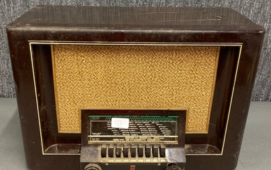 An early bakelite radio, Serial number 680/15.