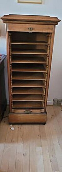 NOT SOLD. An oak wood filing cabinet. Early 20th century. H. 120 cm. W. 60 cm. D. 50 cm. – Bruun Rasmussen Auctioneers of Fine Art