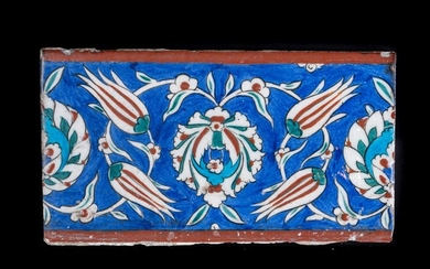 Arte Islamica An Iznik border tile with central flower