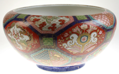 Asia / Asiatica - Kapitale Imari fish bowl with various decors in section, the inside decorated with butterflies, Japan, circa 1900 - H. 25, Diam. 50 cm.