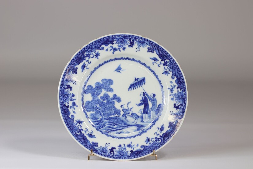 Assiette en porcelaine de chine "femme au parasole" d'après Cornelis Pronk 18ème