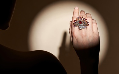 BOUCHERON, BAGUE MULTIGEMME EN PEACOQUE, représentant un paon serti de diamants ronds de taille brillant...
