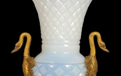 Baccarat, Attributed to - Opaline Glass Vase/Urn in Louis Seize (XVI) Style | Bronze | Soapy Opal Crystal | - Louis XVI - Bronze, Glass, Opaline Glass - Opal Crystal - First half 19th century