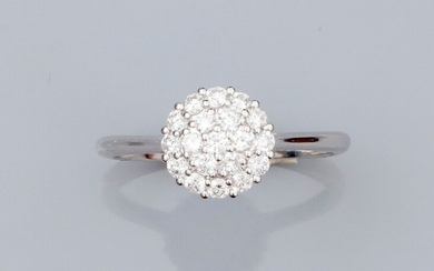 Bague ronde en or gris 750°/°° (18K) , sertie d'un pavage de petits diamants taille...