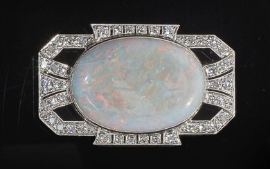 Belle broche de style Art déco en platine, sertie de diamants taille rose, ornée au centre d'un cabochon d'opale.