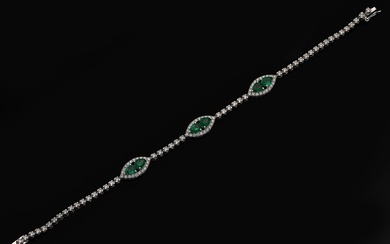 Bracelet colombien en émeraude et brillants, or blanc, taille 750. Serti d'émeraudes vert vif d'un...