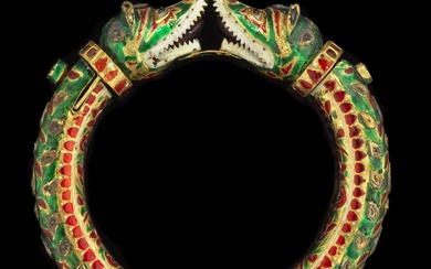 Bracelet ouvrant entièrement émaillé orné de deux têtes de dragons affrontés
