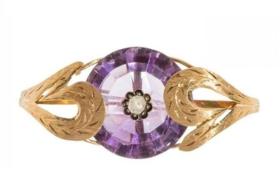 Brooch in yellow gold and amethyst .19th century. Model with geometric front with magnificent
